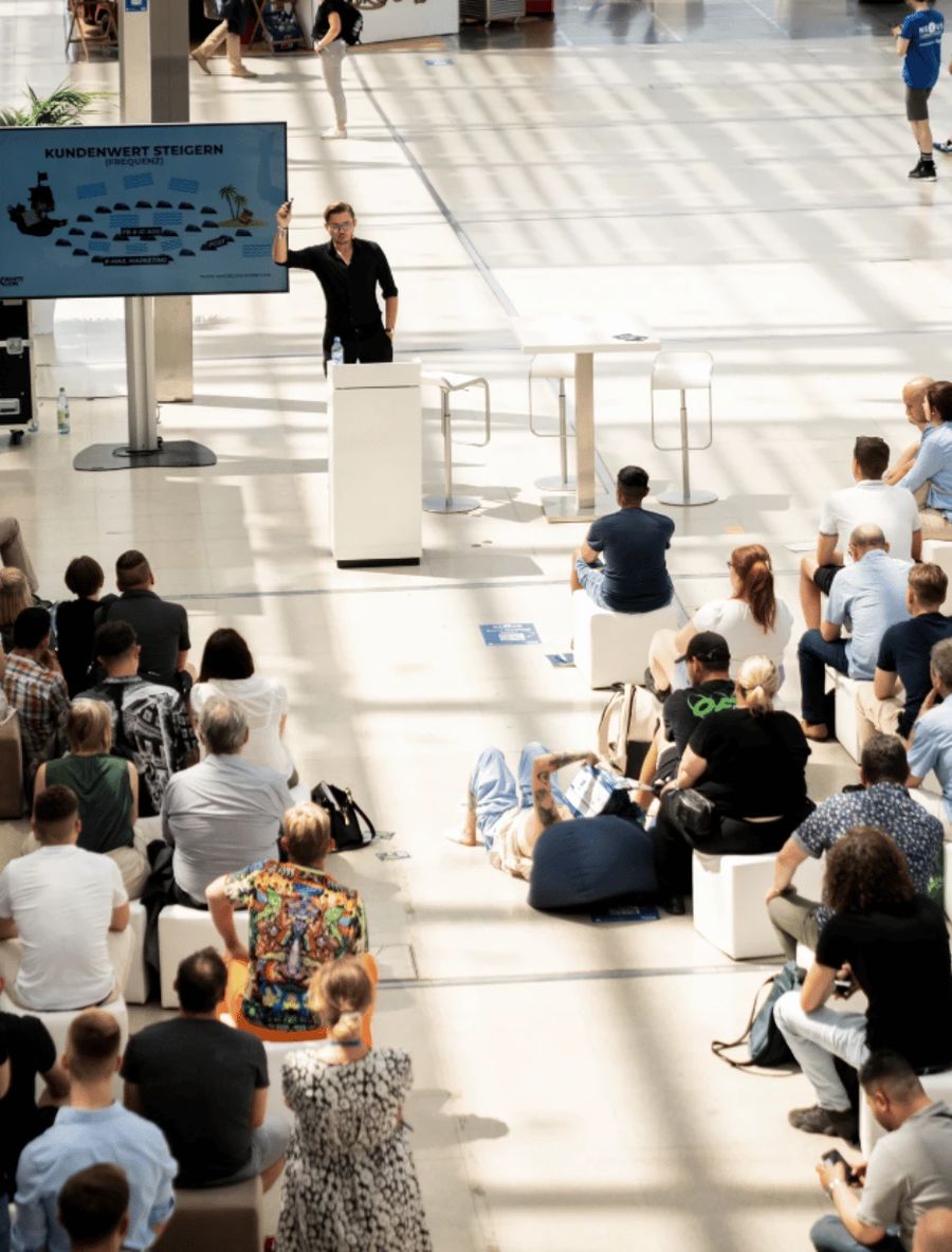 Lukas Kintzel hält eine Keynote auf einer eCommerce-Messe