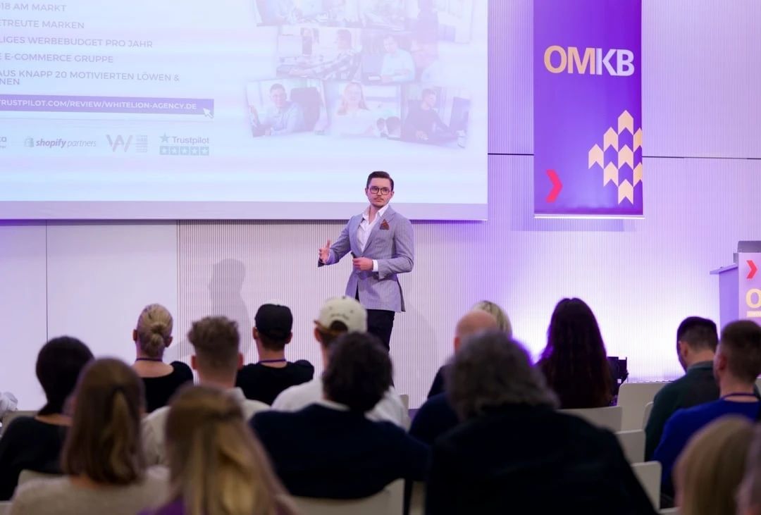 Lukas Kintzel als Speaker auf einer Konferenz